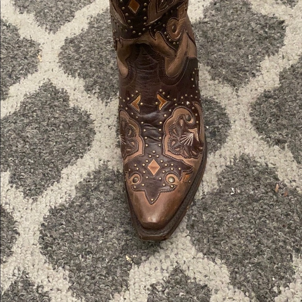 Lightly used cowgirl boots. Great detailing.